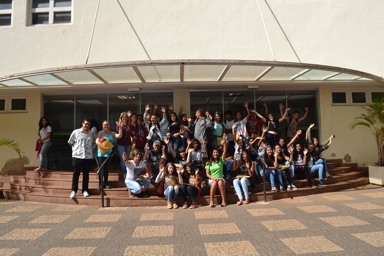 Alunos e professoras da Escola Municipal Pedro Gomes de Menezes e servidores do IFG - Câmpus Goiânia em frente ao Teatro